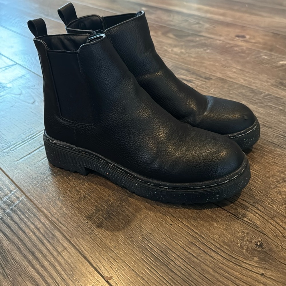 Girls cute black boots in a size 2, like new.